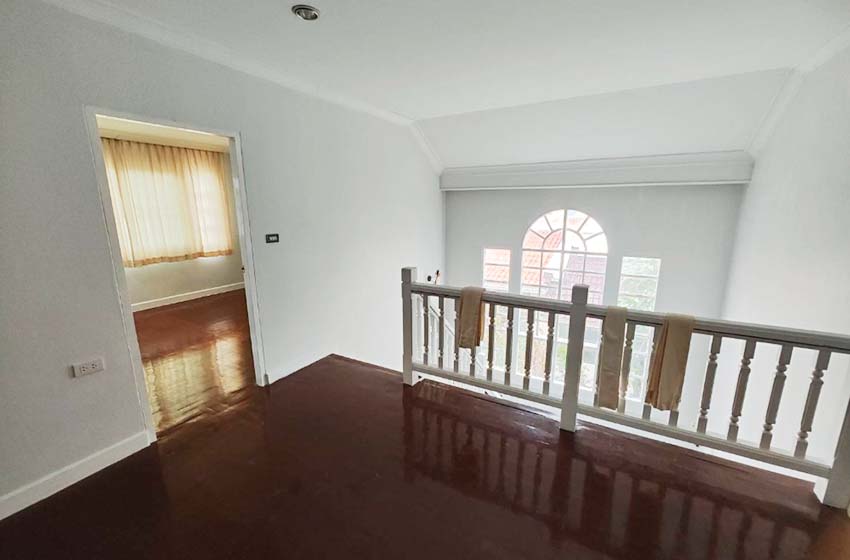 House with Shared Pool in Srinakarin 